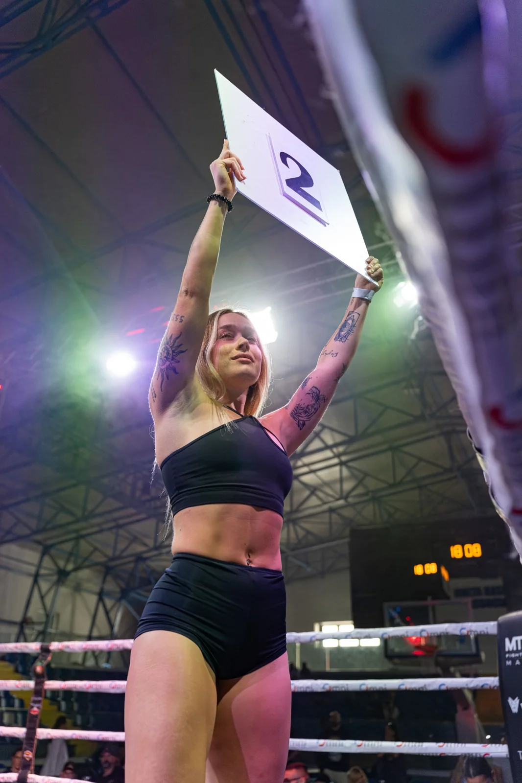 Round-card presentation ringside